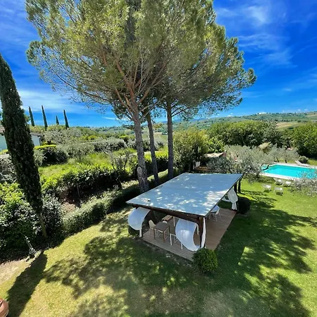 Stylish Near Bevagna And Montefalco With Sensational Views And Sleeps 14 Villa *