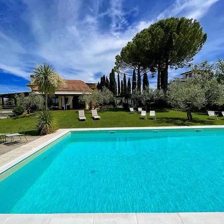 Stylish Near Bevagna And Montefalco With Sensational Views And Sleeps 14 Villa Belvedere (Perugia)