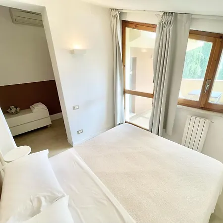 Stylish Near Bevagna And Montefalco With Sensational Views And Sleeps 14 *