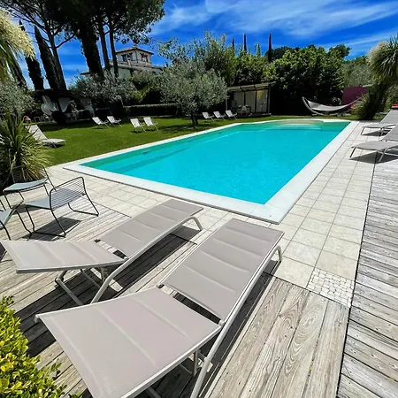 Stylish Near Bevagna And Montefalco With Sensational Views And Sleeps 14 *