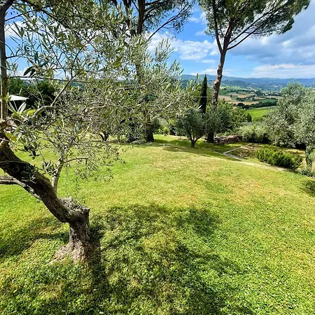 Stylish Near Bevagna And Montefalco With Sensational Views And Sleeps 14
