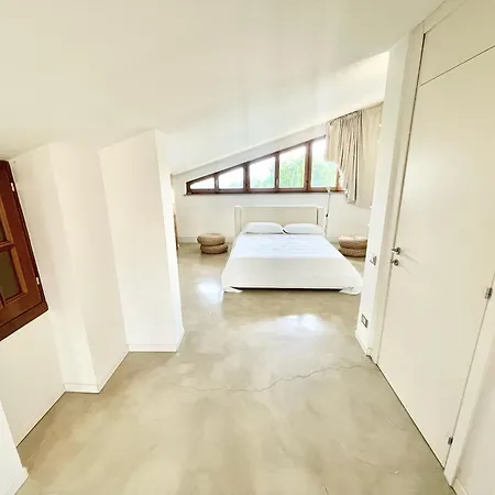 Stylish Near Bevagna And Montefalco With Sensational Views And Sleeps 14 Villa