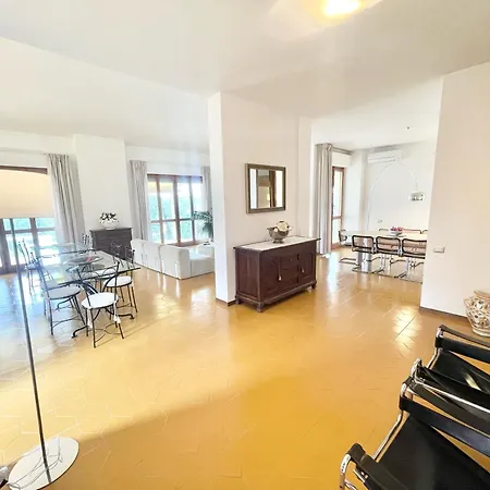 Stylish Near Bevagna And Montefalco With Sensational Views And Sleeps 14