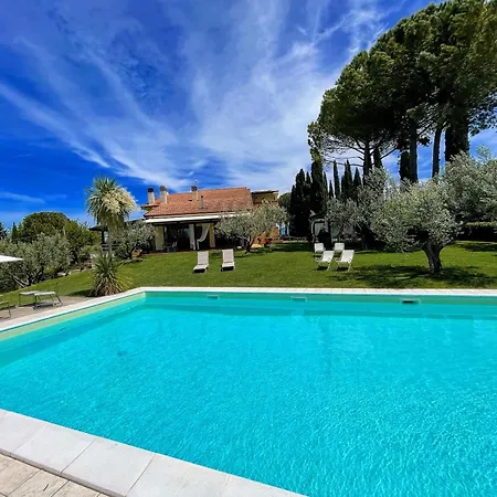 Stylish Near Bevagna And Montefalco With Sensational Views And Sleeps 14 *