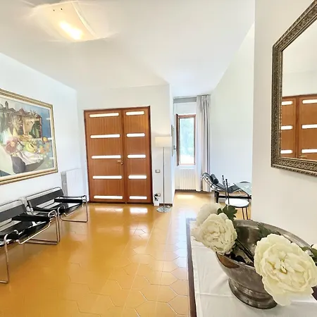 Stylish Near Bevagna And Montefalco With Sensational Views And Sleeps 14
