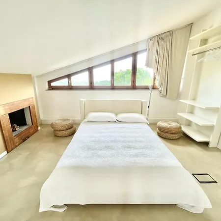 Stylish Near Bevagna And Montefalco With Sensational Views And Sleeps 14 *