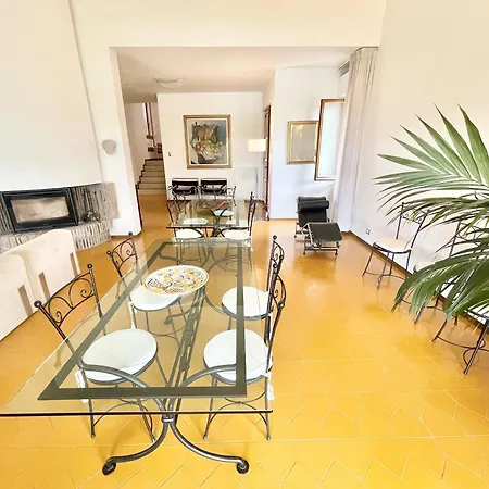Stylish Near Bevagna And Montefalco With Sensational Views And Sleeps 14 *