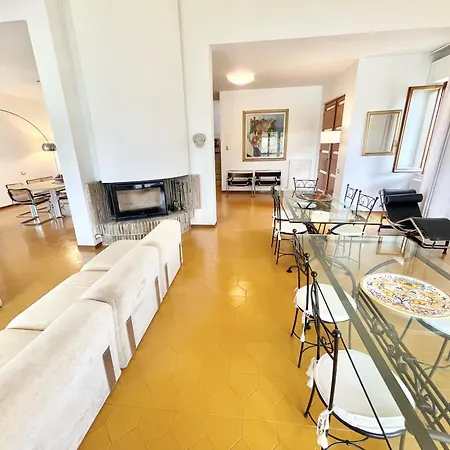 Stylish Near Bevagna And Montefalco With Sensational Views And Sleeps 14