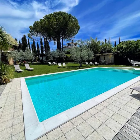 Stylish Near Bevagna And Montefalco With Sensational Views And Sleeps 14 Villa