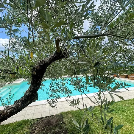 Stylish Near Bevagna And Montefalco With Sensational Views And Sleeps 14 *