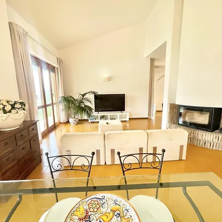 Stylish Near Bevagna And Montefalco With Sensational Views And Sleeps 14 Willa