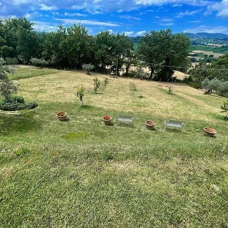 Stylish Near Bevagna And Montefalco With Sensational Views And Sleeps 14 Willa
