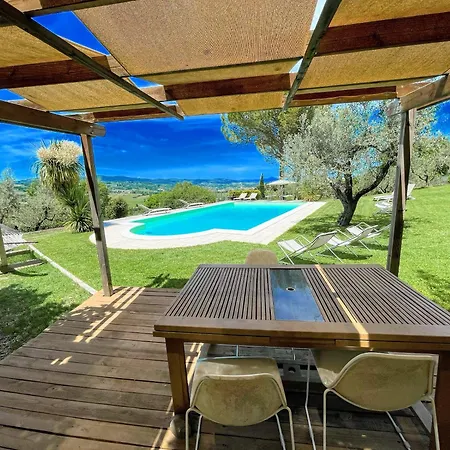 Stylish Near Bevagna And Montefalco With Sensational Views And Sleeps 14 Willa