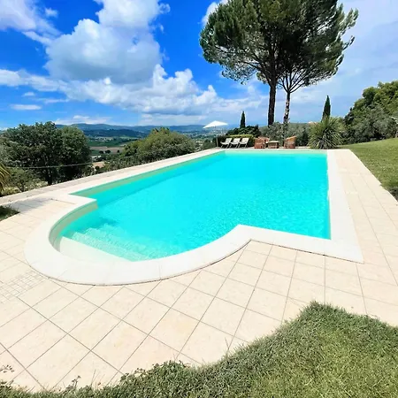 Stylish Near Bevagna And Montefalco With Sensational Views And Sleeps 14 *